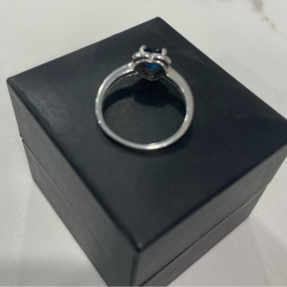 Womans Ring - Picture 4 of 4